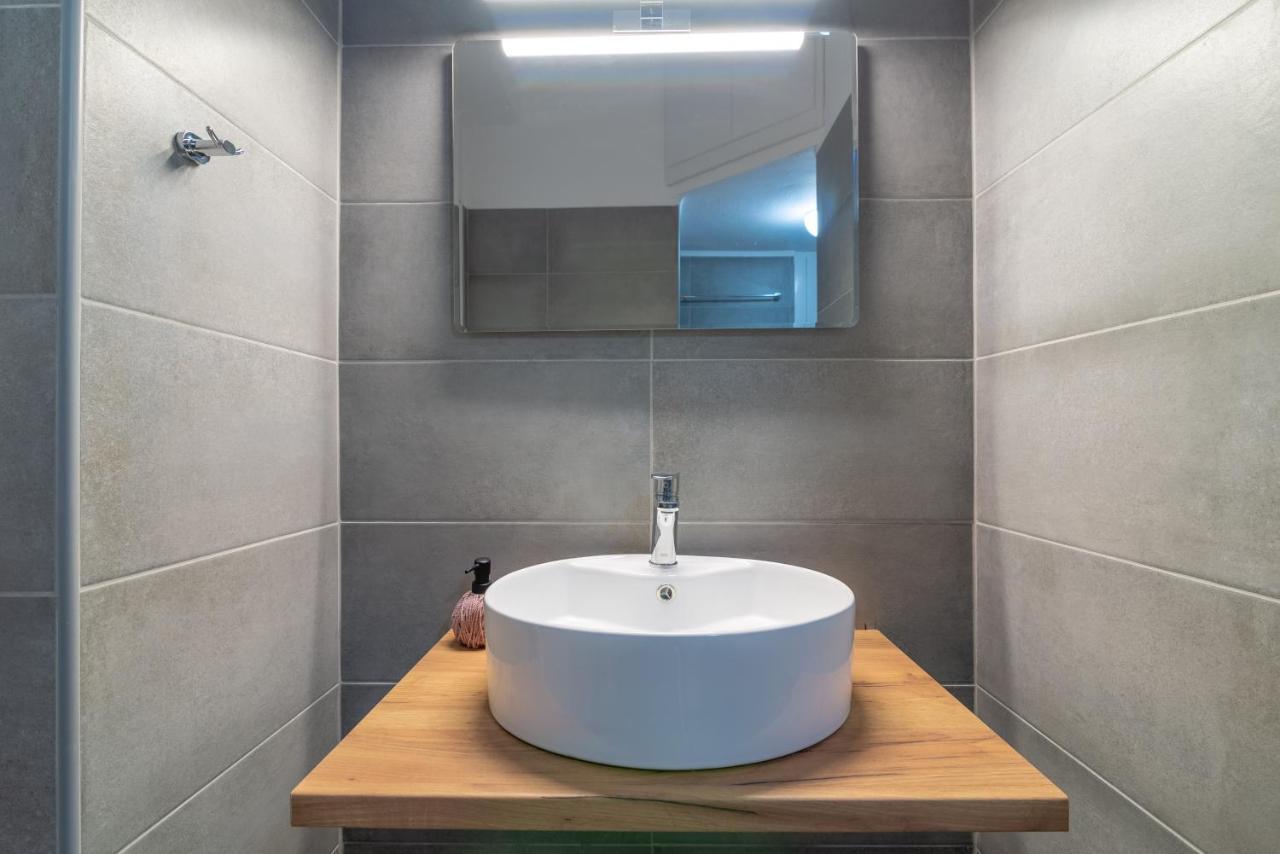 Modern Renovated Apt Next To The Beachfront Heraklion  Exterior photo